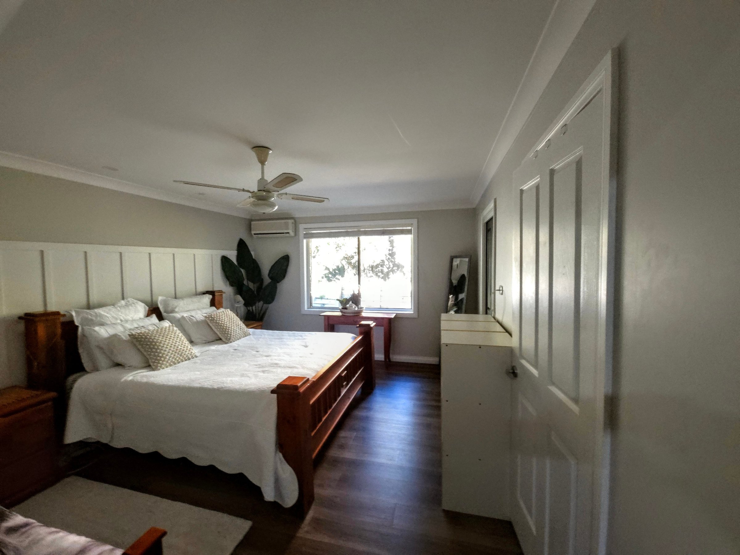 Renovated Coastal Home on 1,156m² + Huge Shed, Mezzanine & Hoist – Walk to Everything - photo 3