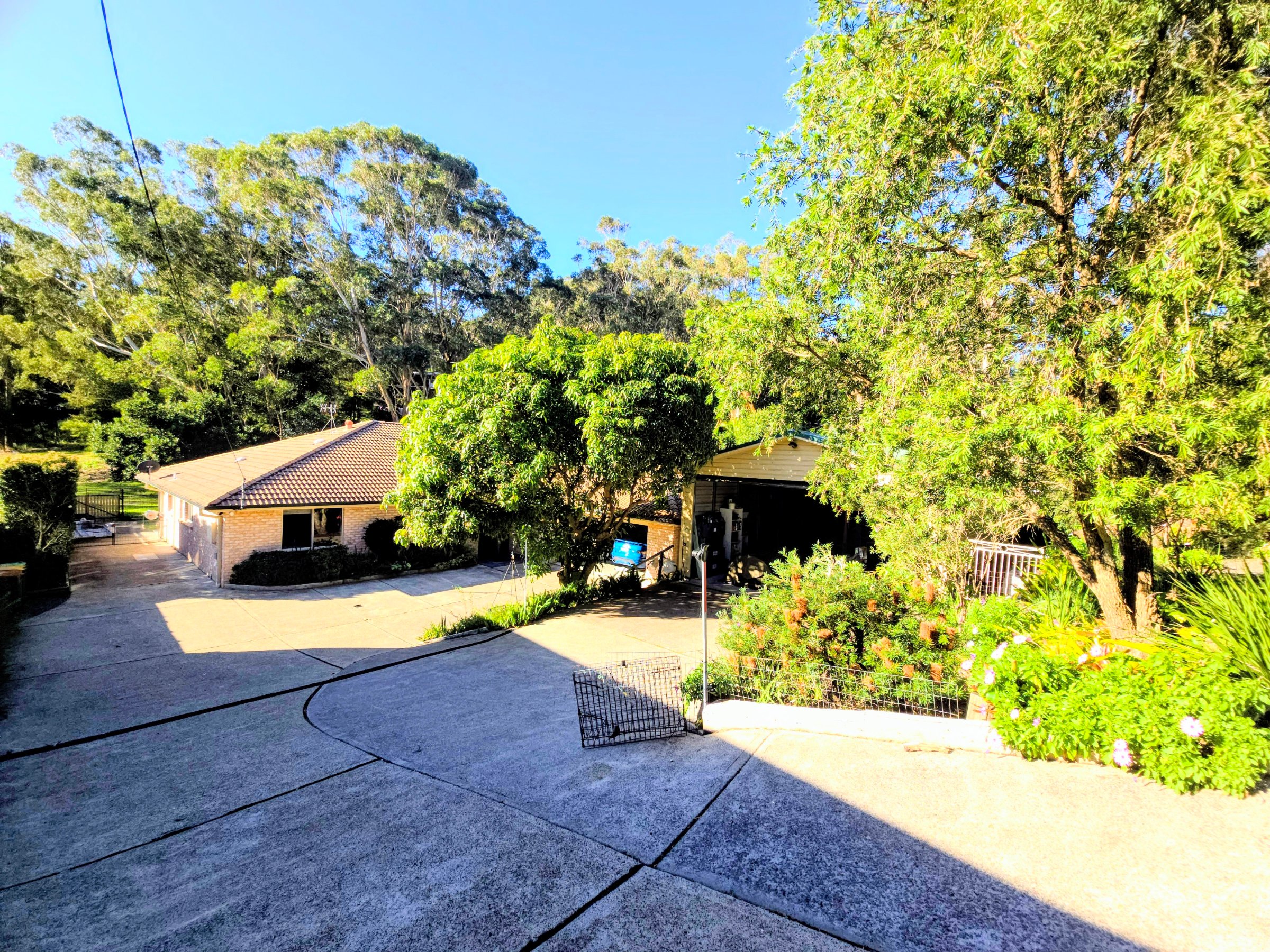 Renovated Coastal Home on 1,156m² + Huge Shed, Mezzanine & Hoist – Walk to Everything - photo 4