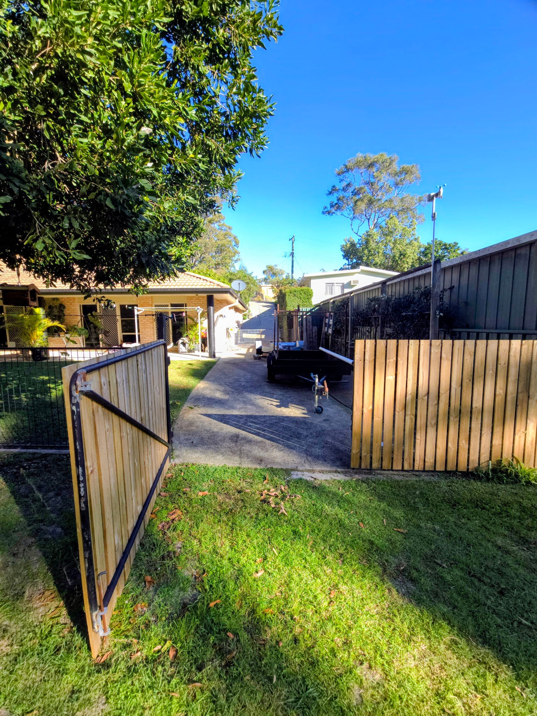 Renovated Coastal Home on 1,156m² + Huge Shed, Mezzanine & Hoist – Walk to Everything - photo 5