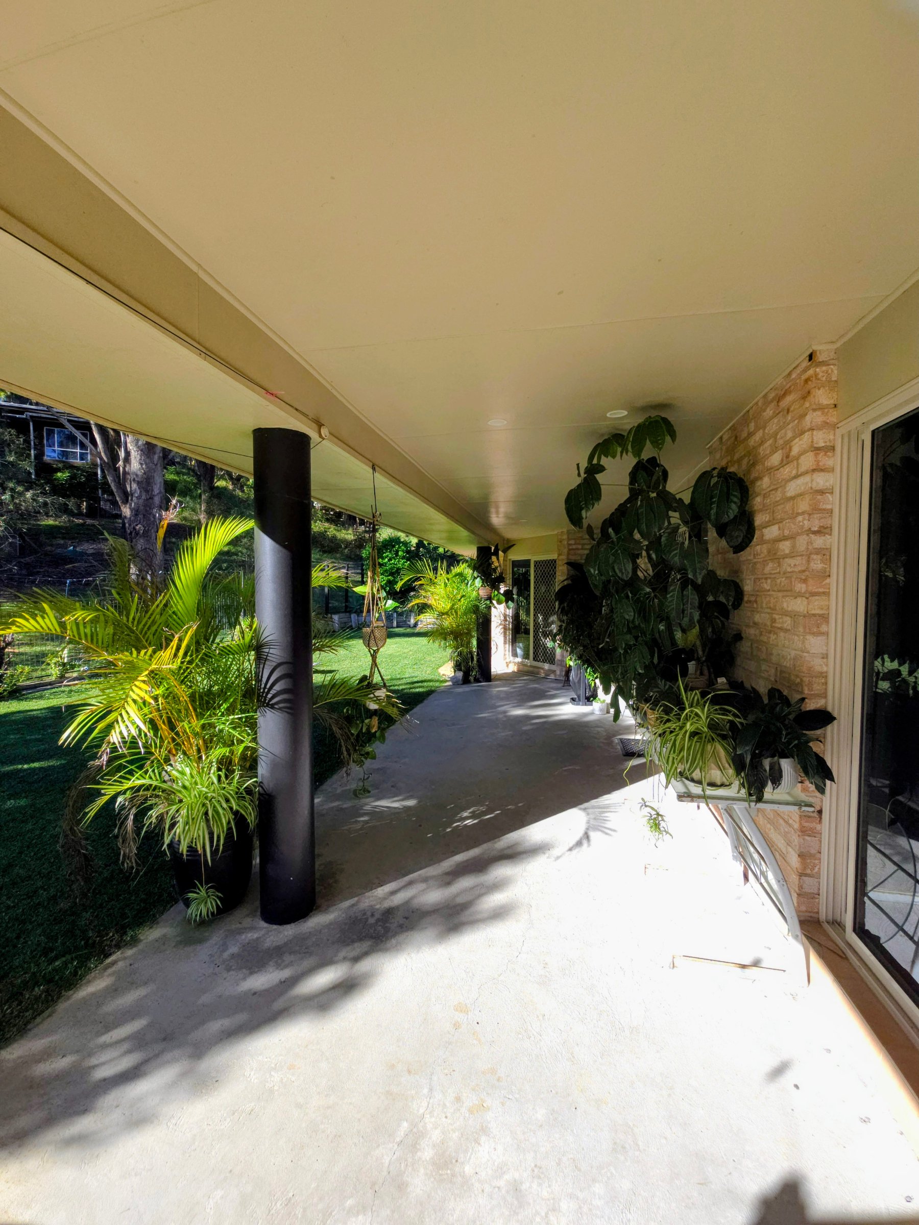 Renovated Coastal Home on 1,156m² + Huge Shed, Mezzanine & Hoist – Walk to Everything - photo 8